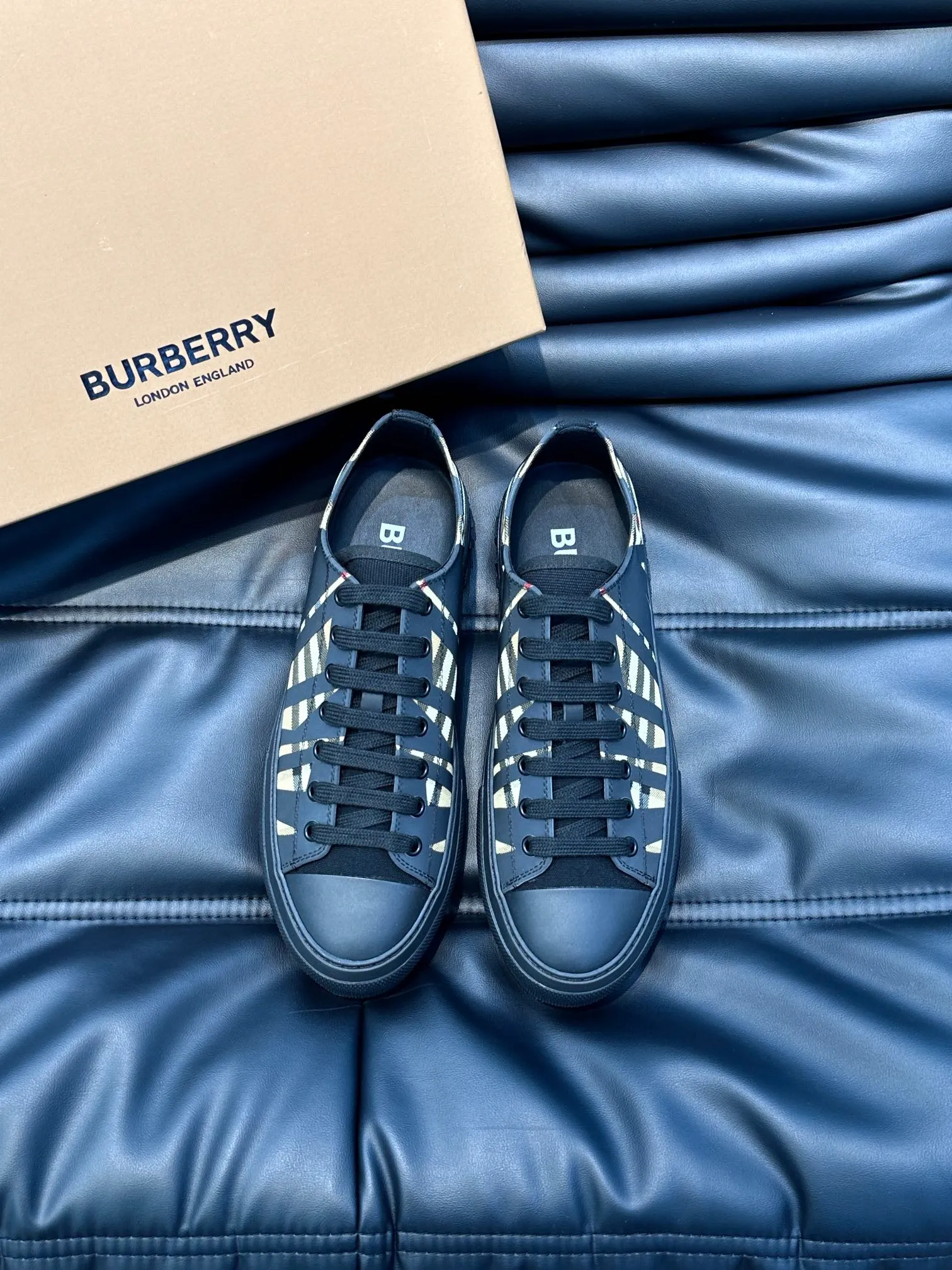 Men's shoes 💰400▫️B's men's classic low-top sneakers are reinterpreted in Vintage plaid cotton material and decorated with a new brand logo. First-layer cowhide lining, embossed Burberry logo on the heel, and original TPU outsole! Size: 38-44 (45 46 customized)